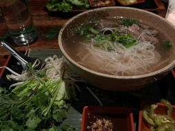 Phở bát đá ở Thanh Nhã có gì mà ai cũng mê mẩn?