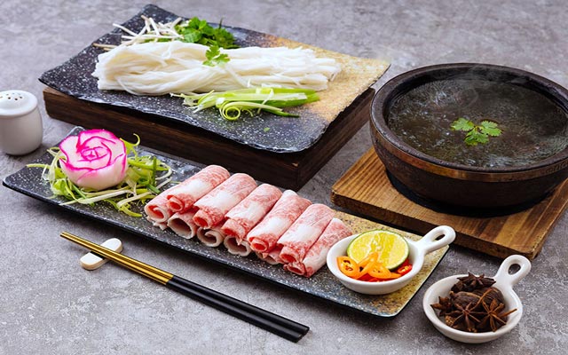 Bạn đã từng thưởng thức phở bát đá – món ăn đang gây sốt bởi sự độc đáo, giữ trọn vị ngon tinh túy của phở truyền thống? Phở bát đá ở Thanh Nhã có gì mà ai cũng mê mẩn?