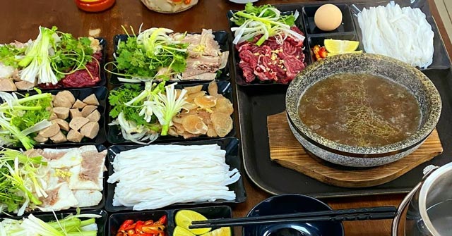 Nhân viên phục vụ nhanh nhẹn, thân thiện, sẵn sàng đáp ứng mọi yêu cầu của thực khách. Lý Do Nên Thử Quán Phở Bát Đá Định Quán #1