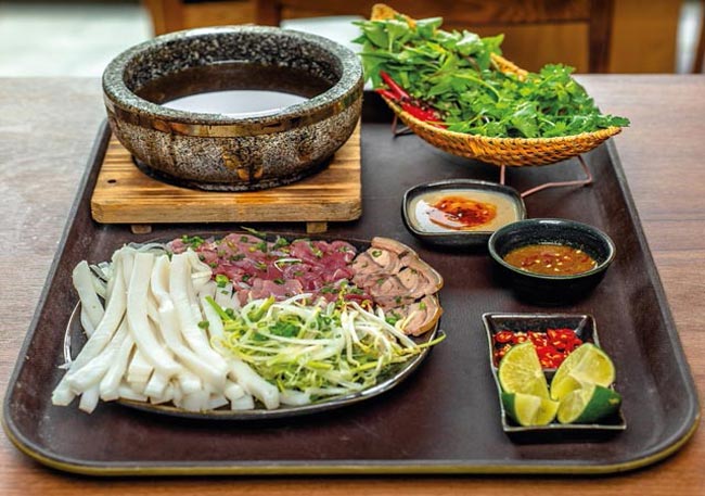 Phở Bát Đá tại Quán Thanh Nhã là món ăn không thể bỏ lỡ khi ghé thăm Đồng Nai. Thay vì dùng bát sứ thông thường, phở ở đây được phục vụ trong bát đá nóng hổi