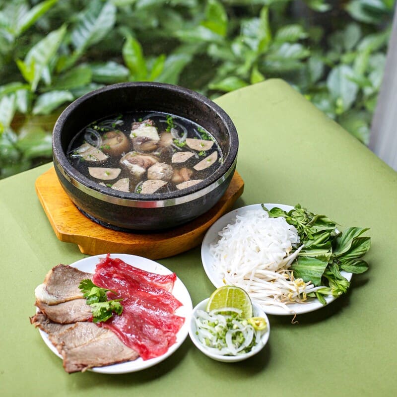 Phở Bát Đá nổi tiếng với phong cách phục vụ nhanh chóng, thân thiện và chuyên nghiệp. Quán phở thố đá Đồng Nai hấp dẫn thực khách quên lối về #1