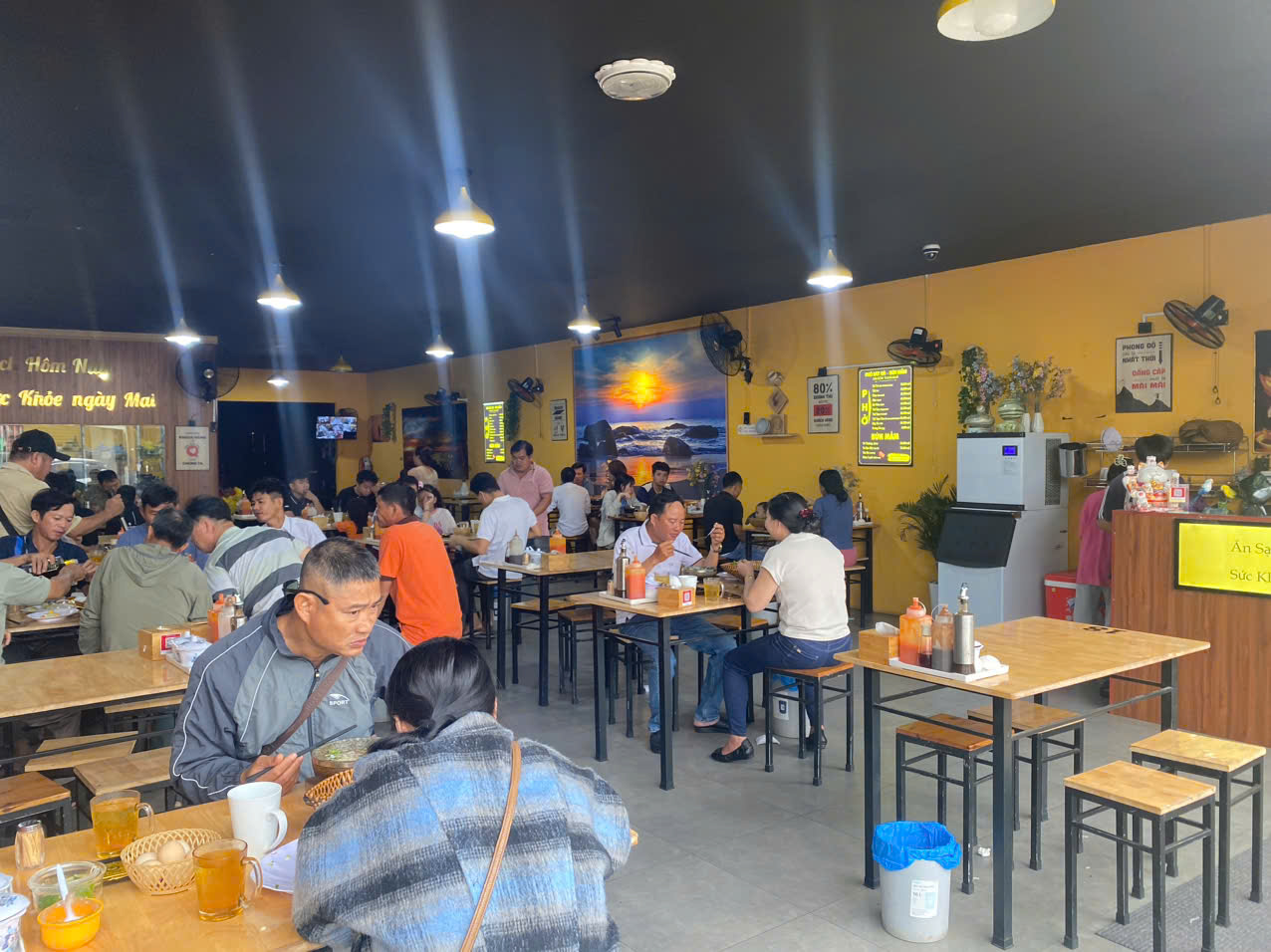 Với phong cách phục vụ nhiệt tình, chu đáo, quán luôn mang đến cho khách hàng cảm giác dễ chịu và thân thiện. Phở Bát Đá Đồng Nai - Sự độc đáo và sáng tạo