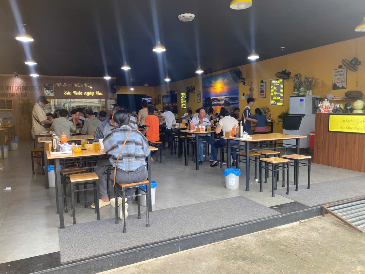 Bên cạnh phở bát đá, bạn còn có thể thưởng thức nhiều món ăn đặc sắc khác như bún mắm.